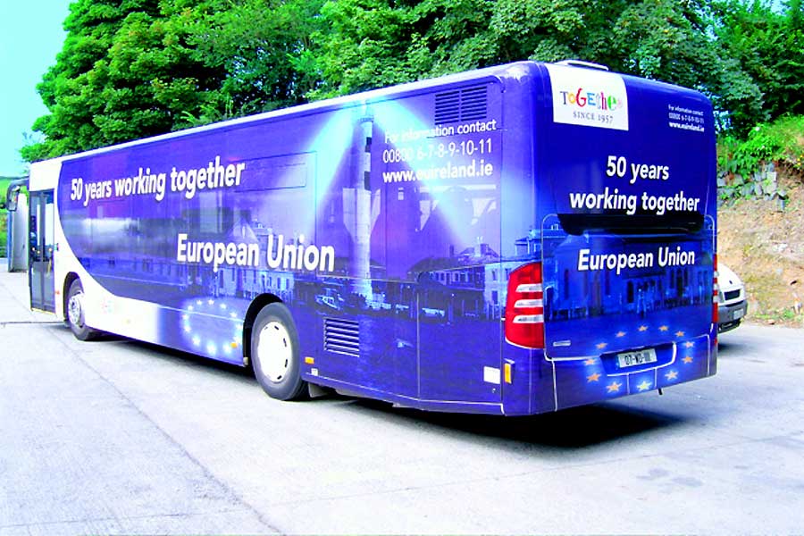 Habillage Bus Dublin Irlande Europe European Union Commission Européenne Enveloppe car coach bleu réseau transport transit driver drive