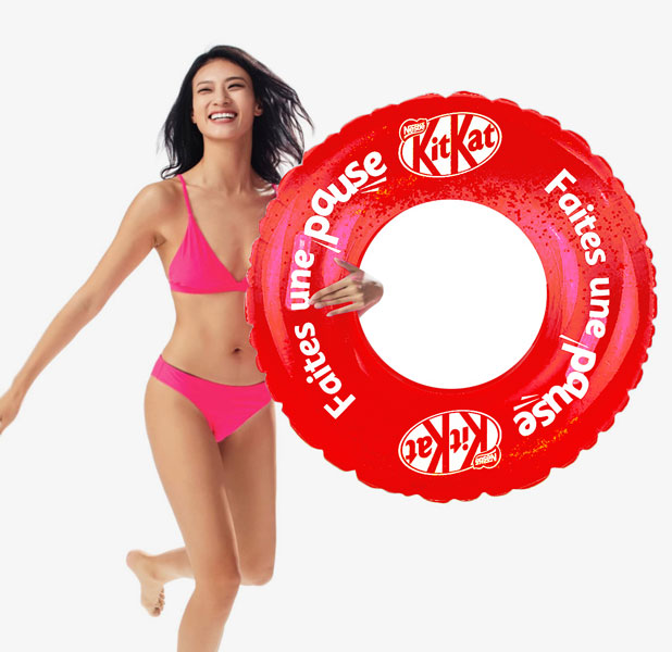 Bouée KitKat Goodies Publicité par l'objet Faites une pause KitKat Break Bikini Maillot de bain Jolie fille belle femme